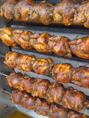 Pollo al ast cocinado con asadores de espadas