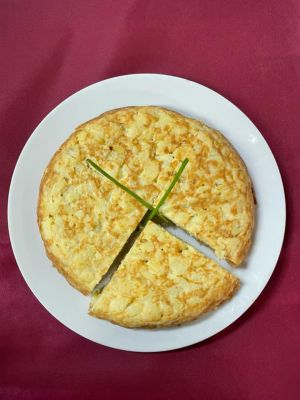Tortilla de patata tradicional, tendra i deliciosa