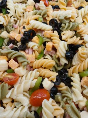Amanida de pasta fresca i colorida, ideal per a l'estiu